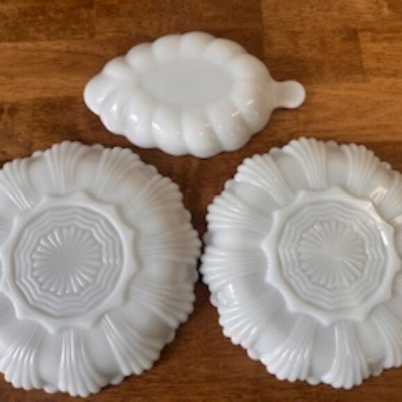 Vintage Milk Glass Deviled Egg Tray Divided Serving Dish and Leaf Handle Bowl wi - Picture 4 of 5